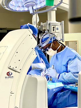 Mesfin A. Lemma医学博士成为世界上第一个使用Excelsius3d成像技术进行微创脊柱融合术的外科医生。这一进步意味着更安全、更精确、更准确的手术。