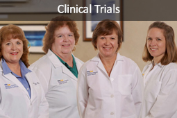 四名医护专业人员进行临床试验的图像