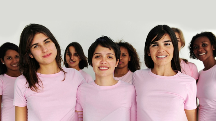 一群穿粉色衣服的女人