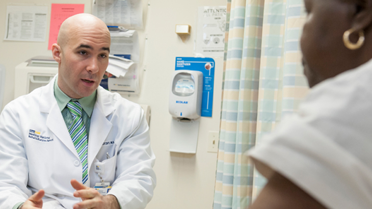 医护专业人员与头颈癌病人谈话的图像