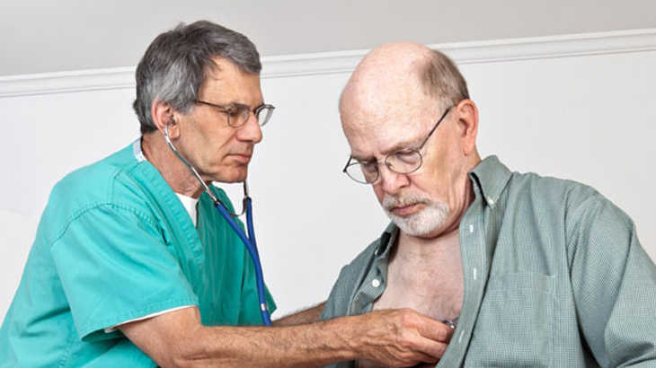 卫生专业人员检查病人的胸部