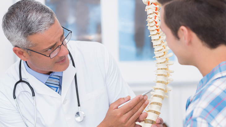 医生向病人解释脊柱疼痛