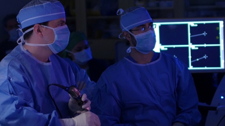 蒂姆·戴克罗兹医生和阿姆贾德·阿奈兹医生在手术室里