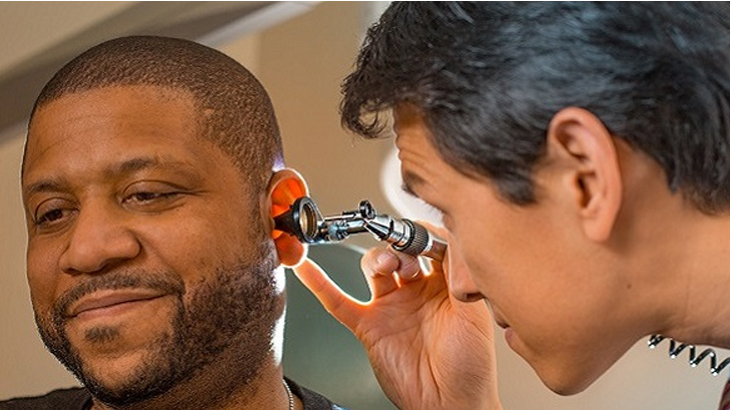 耳鼻喉科医生正在检查病人的耳朵