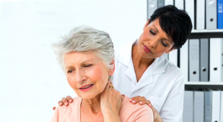 健康专家评估颈部疼痛的女人