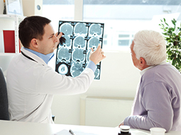 神经外科医生检查x射线扫描病人的高级