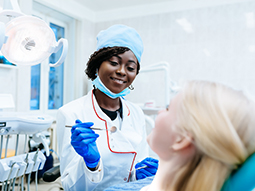 非裔美国女牙医在诊所治疗病人
