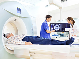 放射科医生和医疗技术员在电脑断层扫描处进行扫描