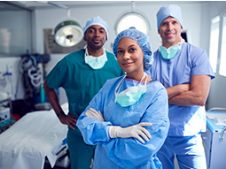 站在医院手术室的多元文化外科团队