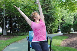 一个女人在公园的椅子上做瑜伽